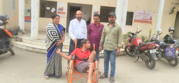ଦିବ୍ୟାଙ୍ଗକୁ ହୁଇଲ ଚେୟାର ଯୋଗାଇଦେଲେ ସମାଜସେବୀ ପତିତପାବନ
